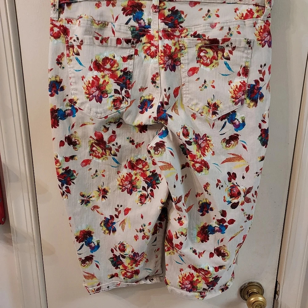 Gloria Vanderbilt Kaia Floral Print Skimmer Shorts in Size 14 - Picture 6 of 10